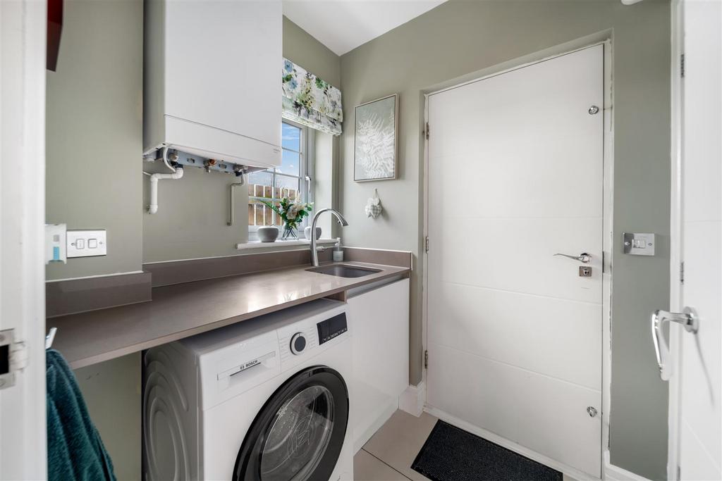 3. 5 Winter Close - Interior-1.jpg