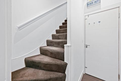 1 bedroom apartment to rent, Top floor flat, Acton High Street
