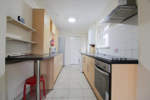 1 bedroom in a house share to rent, King Street, Pontypridd CF37