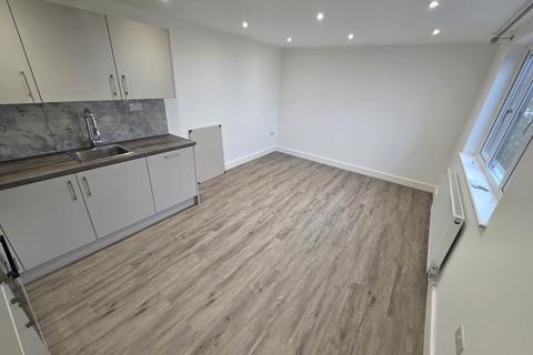 2 bedroom apartment to rent, Russell Rise, LUTON