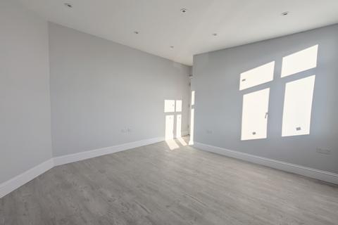 2 bedroom apartment to rent, Courtlands Drive, WATFORD