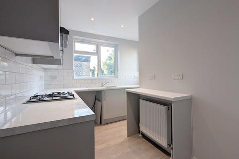 2 bedroom apartment to rent, Courtlands Drive, WATFORD