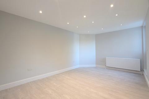 2 bedroom apartment to rent, Courtlands Drive, WATFORD