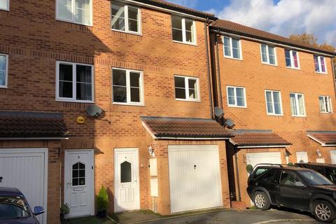 3 bedroom townhouse to rent, St Peters Close, KIDDERMINSTER