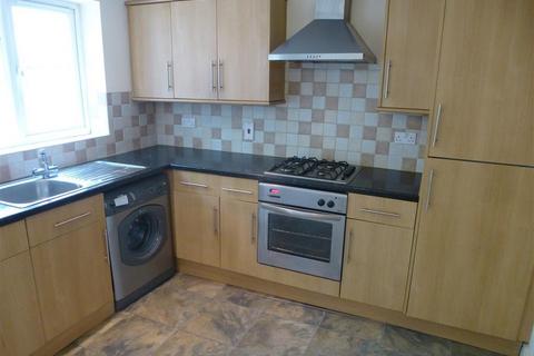 3 bedroom townhouse to rent, St Peters Close, KIDDERMINSTER
