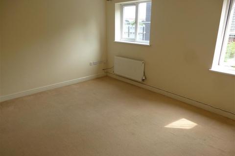 3 bedroom townhouse to rent, St Peters Close, KIDDERMINSTER