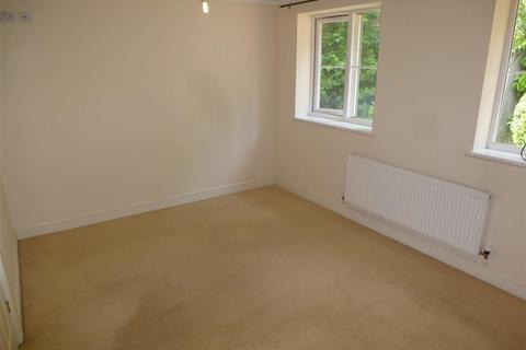 3 bedroom townhouse to rent, St Peters Close, KIDDERMINSTER