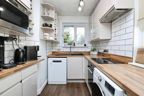 2 bedroom maisonette for sale, Courtlands Drive, Watford