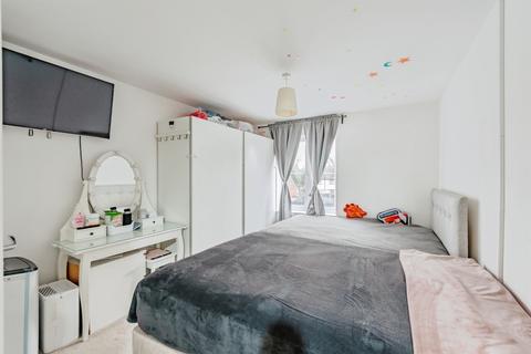 2 bedroom flat for sale, Webber Street, HORLEY