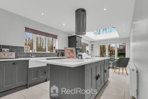 4 bedroom semi-detached house for sale, North End Drive, Doncaster DN5