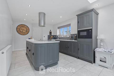 4 bedroom semi-detached house for sale, North End Drive, Doncaster DN5