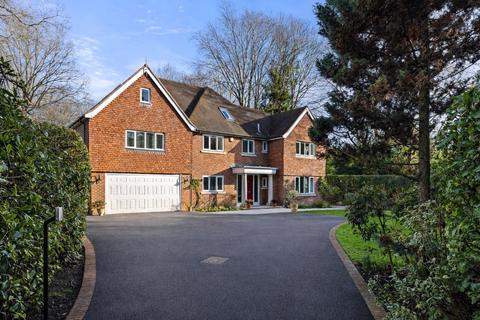 Albany Close, Esher, KT10