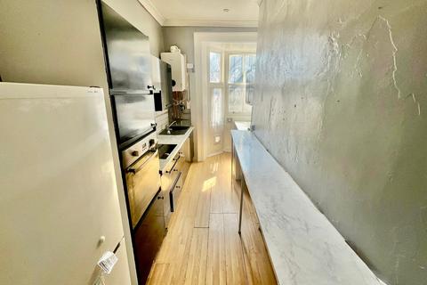 2 bedroom flat for sale, Elms Road, Eastbourne