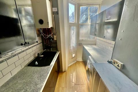 2 bedroom flat for sale, Elms Road, Eastbourne