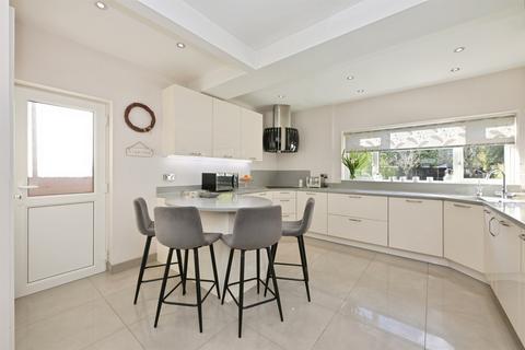 3 bedroom semi-detached house for sale, Bushby Avenue, Broxbourne