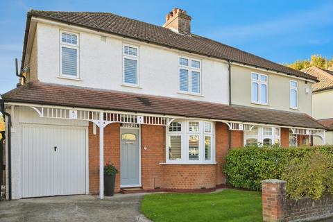 Bushby Avenue, Broxbourne