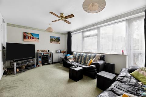 3 bedroom flat for sale, Lydney Close, London