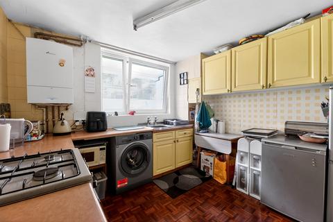 3 bedroom flat for sale, Lydney Close, London