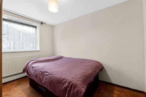 3 bedroom flat for sale, Lydney Close, London