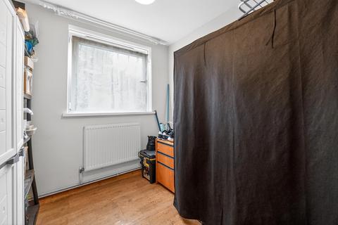 3 bedroom flat for sale, Lydney Close, London