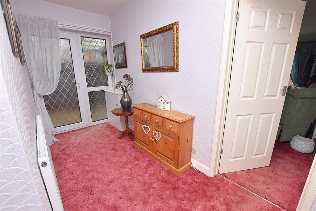 L shaped entrance hall