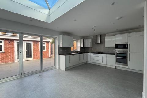 6 bedroom semi-detached house to rent, Bicester Road, Aylesbury