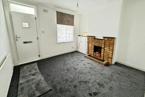 3 bedroom terraced house to rent, Queens Road, Hinckley
