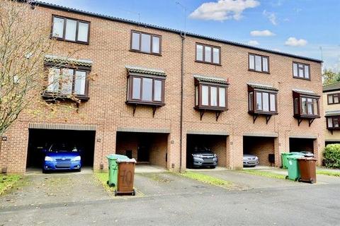 3 bedroom terraced house to rent, Lenton Manor, Nottingham NG7