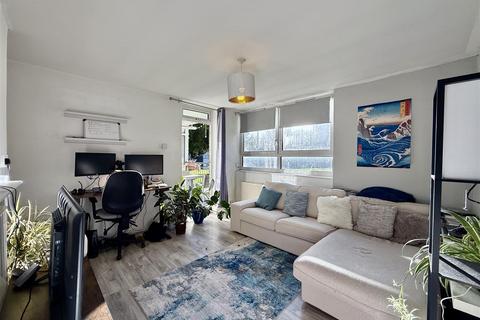 2 bedroom flat to rent, Winterfold Close, London SW19