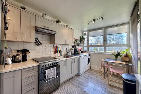 2 bedroom flat to rent, Winterfold Close, London SW19