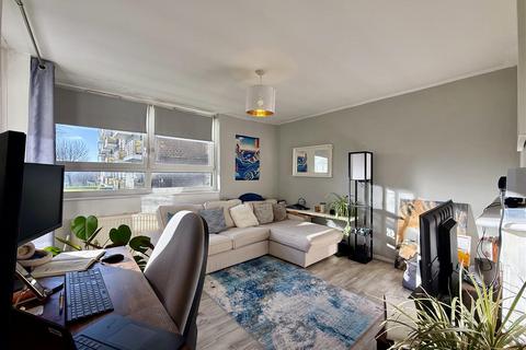2 bedroom flat to rent, Winterfold Close, London SW19