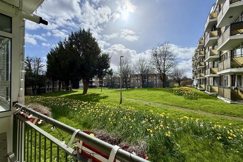 2 bedroom flat to rent, Winterfold Close, London SW19
