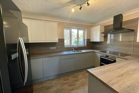 5 bedroom detached house to rent, Kitchener Close, Lakenheath, BRANDON