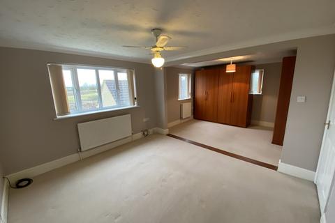 5 bedroom detached house to rent, Kitchener Close, Lakenheath, BRANDON