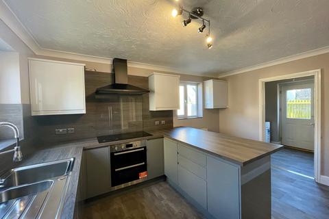 5 bedroom detached house to rent, Kitchener Close, Lakenheath, BRANDON
