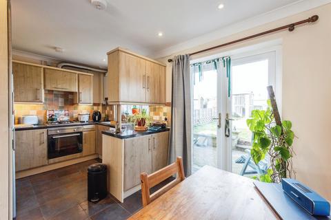 3 bedroom semi-detached house to rent, Seymour Avenue, BRANDON