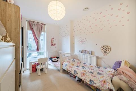 2 bedroom apartment for sale, Lakeside Drive, London