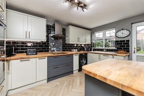 4 bedroom detached house for sale, Chatsworth Avenue, Pontefract