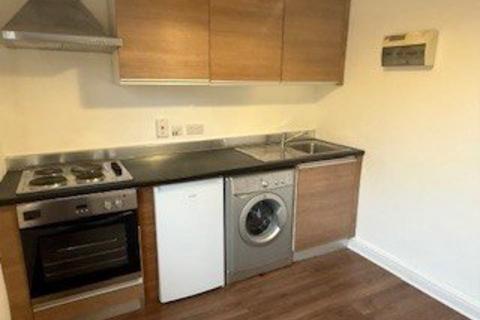 Studio to rent, Kilburn High Road, Kilburn