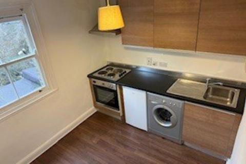 Studio to rent, Kilburn High Road, Kilburn