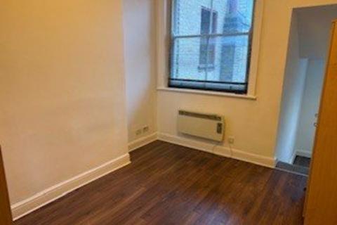 Studio to rent, Kilburn High Road, Kilburn