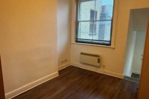Studio to rent, Kilburn High Road, Kilburn