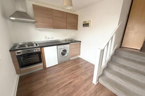 Studio to rent, Kilburn High Road, Kilburn