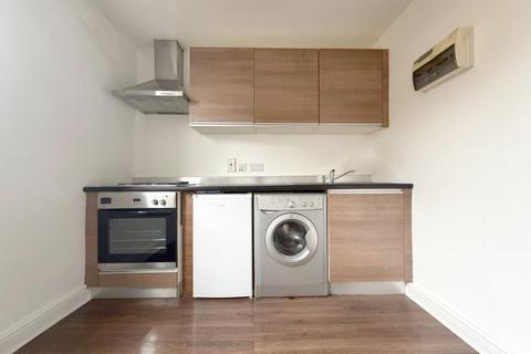Studio to rent, Kilburn High Road, Kilburn