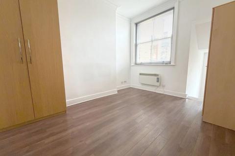 Studio to rent, Kilburn High Road, Kilburn