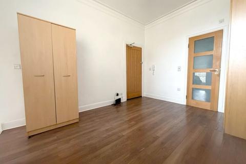 Studio to rent, Kilburn High Road, Kilburn