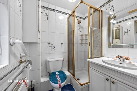 3 bedroom flat for sale, High Road, London