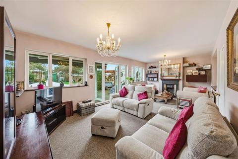 4 bedroom detached bungalow for sale, Heathview Avenue, Crayford, Dartford