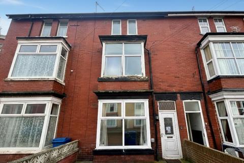 2 bedroom flat to rent, 2 Bed Second Floor Flat, Horsforth Avenue, Bridlington, YO15 3DG
