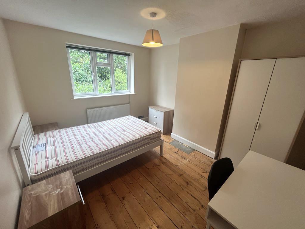 Bright, simply furnished double bedroom with wo...